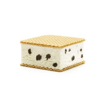 corte de helado vainilla con cookies