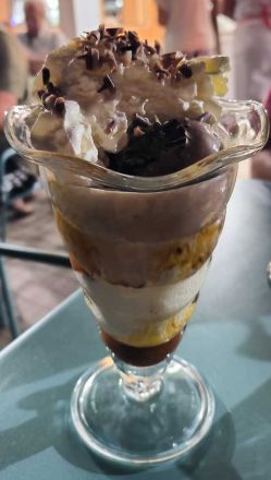copa de helado de chocolate, cafe, baileys, nata