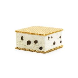 corte de helado vainilla con cookies