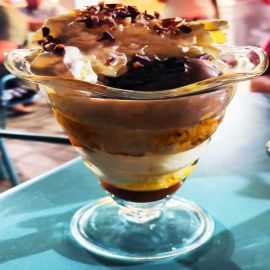 Copa de Helado de Chocolate, Café y Vainilla con Baileys y Nata